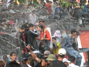 Вот как проходят фестивали воды в Мьянме и Таиланде